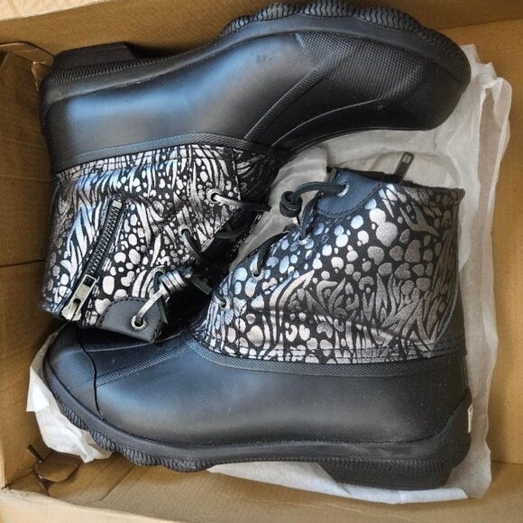 NEW SPERRY Top Sider Saltwater Duck Waterproof Boots BLACK PRINT 8.5 - Picture 1 of 1
